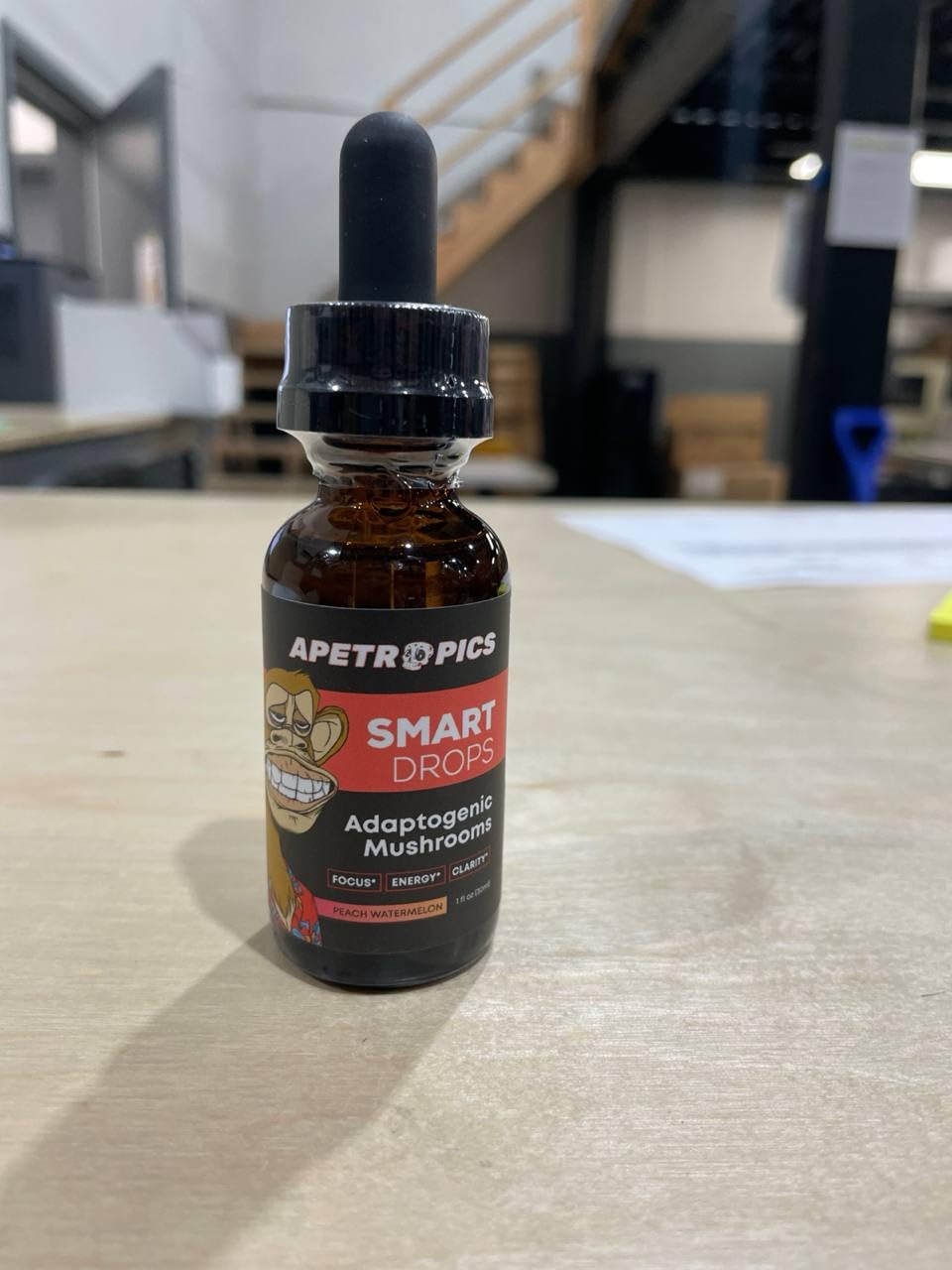 Close-up of Apetropics Smart Drops label highlighting organic mushroom blend for daily wellness.