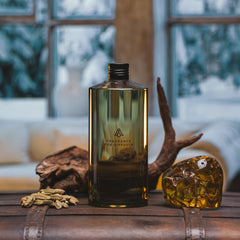 AROMAPLAN Spiced Amber pour demonstrates simple application and room aroma.