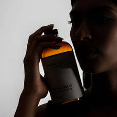 AromaTech Santal Night sandalwood note close-up highlighting depth.