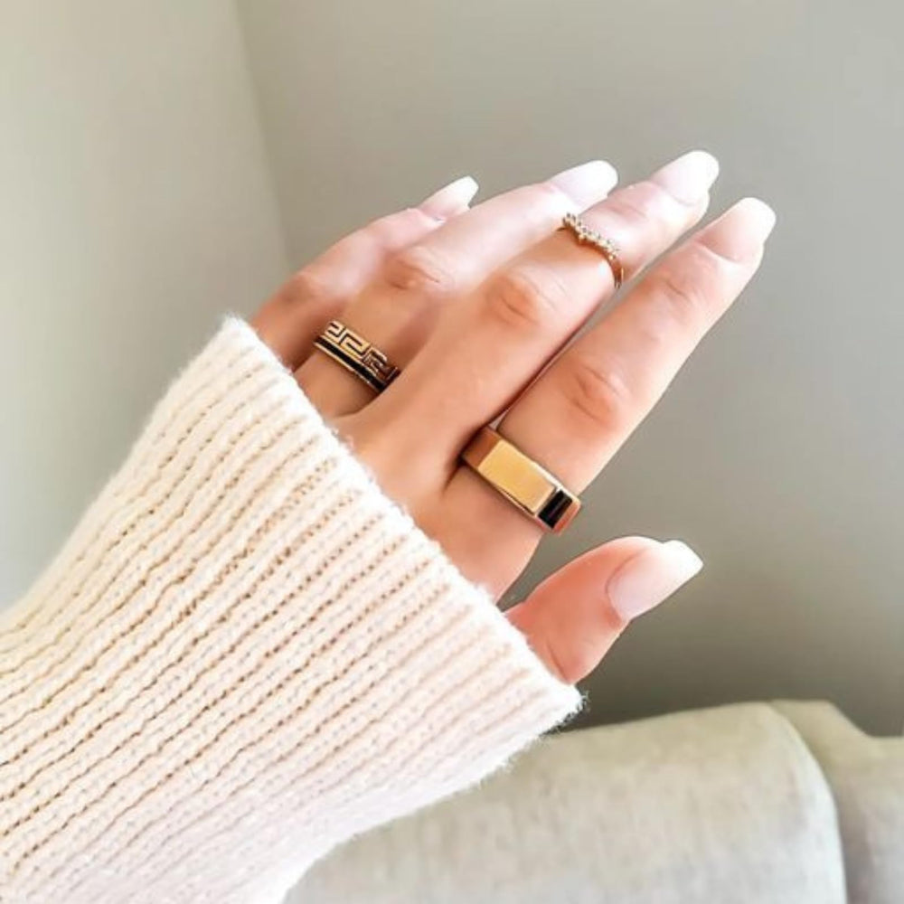 Calmi adjustable-fit ring demonstrated for versatile finger sizing.
