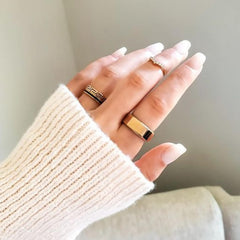 Calmi adjustable-fit ring demonstrated for versatile finger sizing.