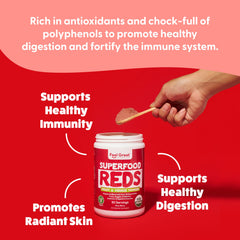 The Feel Great Reds Powder mixing glass suggests effortless blending with water or juice.