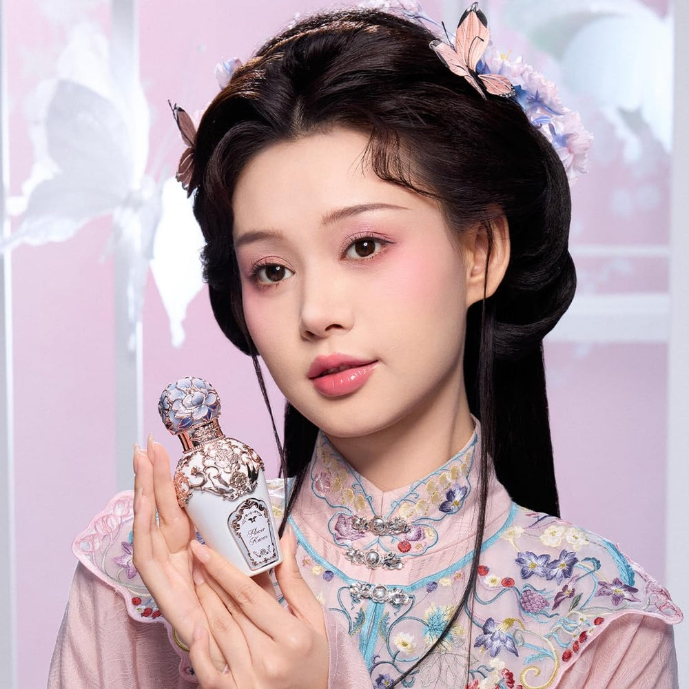 Snowy Gardenia bottle close-up highlighting jade glass and fresh floral notes.