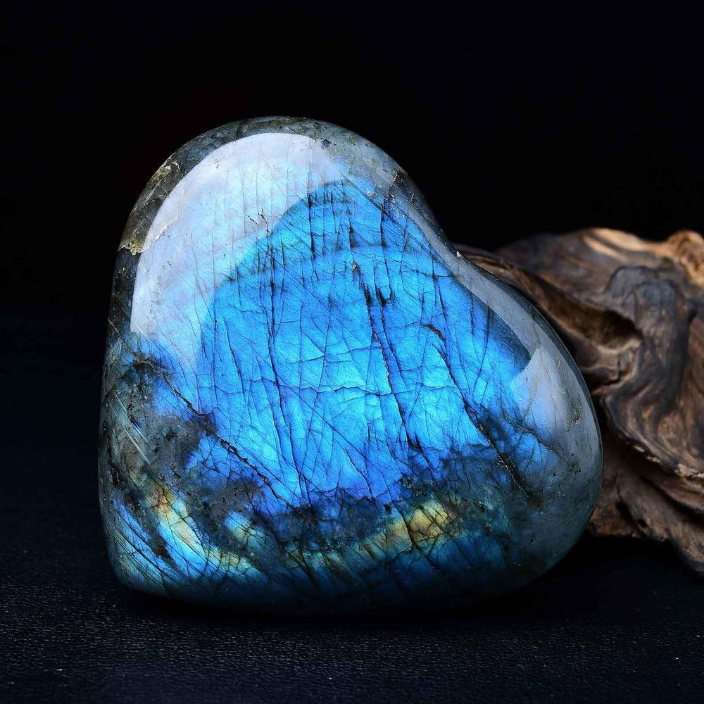 FZBHRO polished heart crystal attracts positive energy in the home or office.