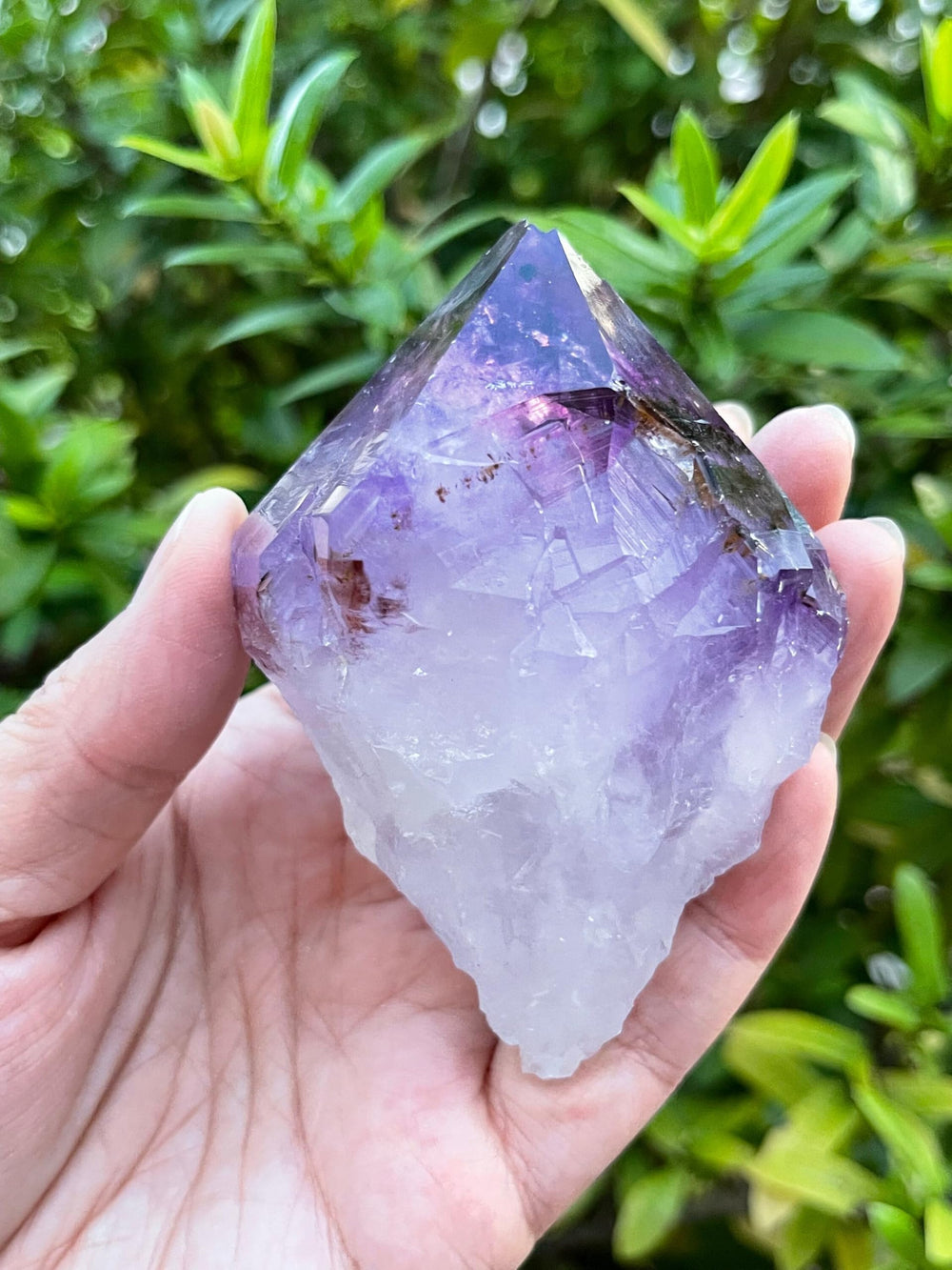 GAF TREASURES XL amethyst point in a meditation setup for focus.