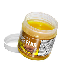 Germa Manteca Ubre Plus hand applying ointment on skin