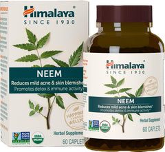 Neem leaf powder close-up highlights plant-based detox and gentle daily care.