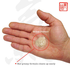 Application on back with Jadience muscle-joint cream for comfort