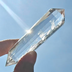 JDFlying Vogel crystal wand 80mm in hand for meditation and focus.