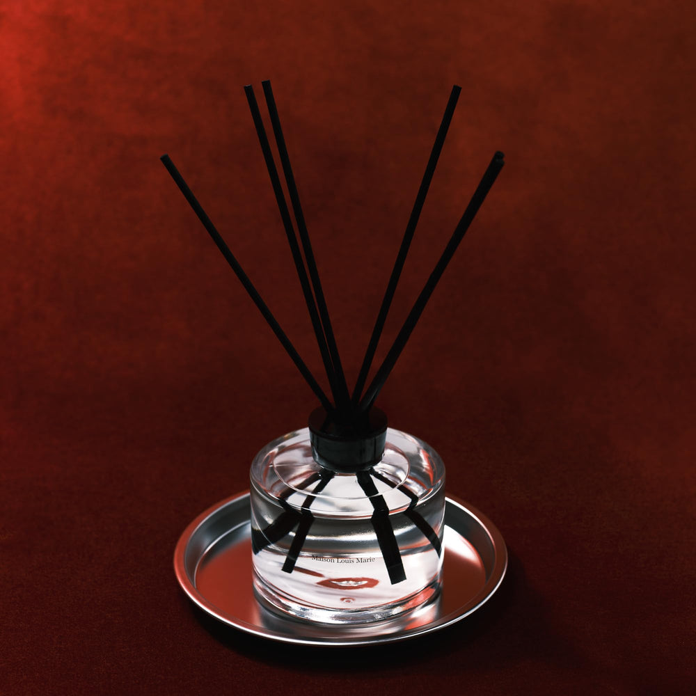 Diffuser setup of No.13 Nouvelle Vague diffuser creates a bright citrus note and welcoming ambience.
