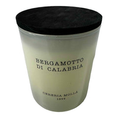 Molla 1899 Bergamotto Di Calabria candle close-up shows floral notes for a calming ambience.