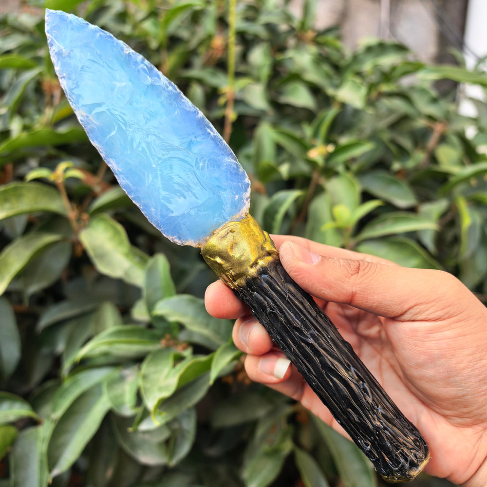 NsmjodStone arrowhead-hatchet display emphasizes decorative balance for shelves.