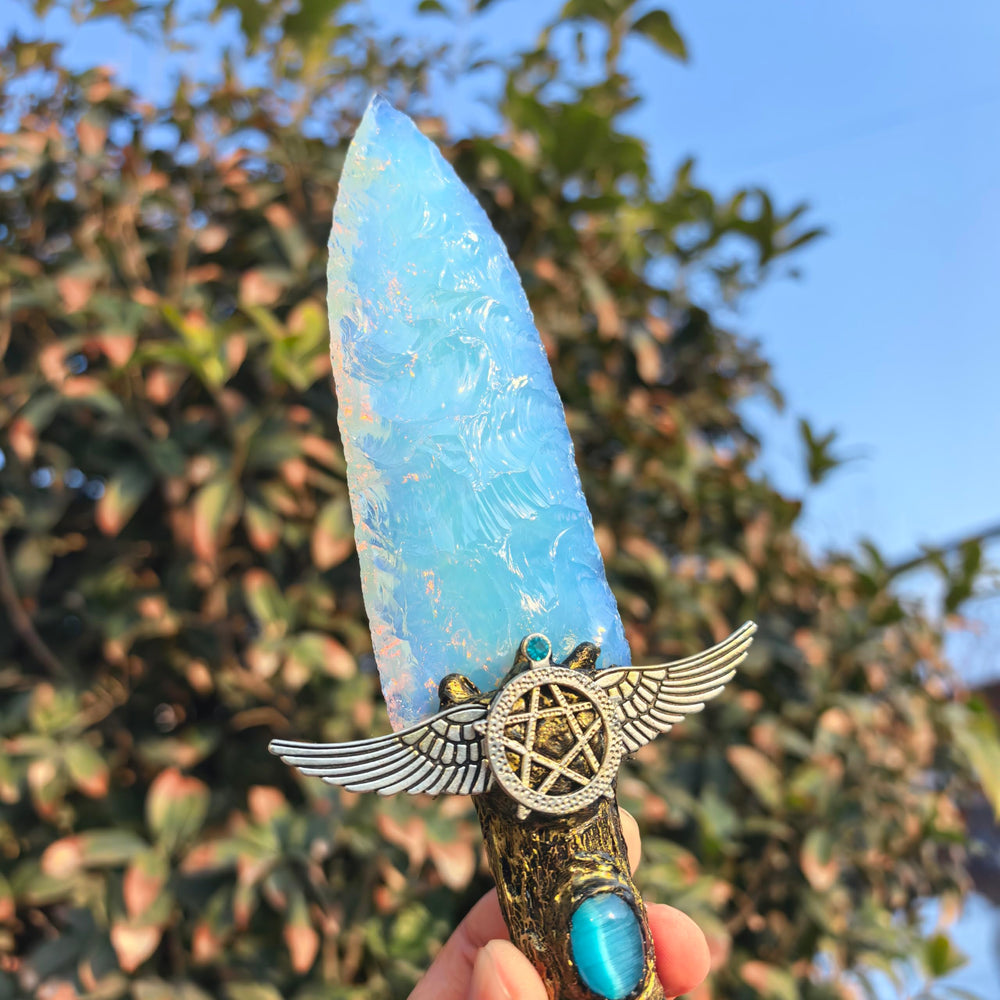 NsmjodStone resin-handle knife showcases natural gemstone craftsmanship for collectors.