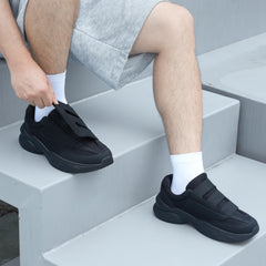 Ortho+rest adjustable-strap design enables a precise fit around the instep for swelling-friendly comfort.