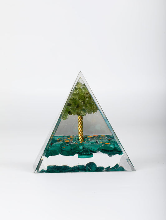 Pankósmios orgonite pyramid with amethyst promotes calm focus during meditation