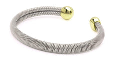QRAY bracelet in a golf scene enhances focus and swing awareness.