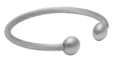 QRAY Silver Deluxe bracelet reflects shine and resilience of stainless steel.