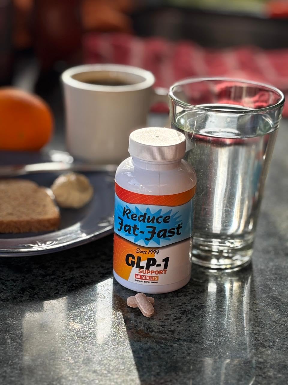 Reduce Fat Fast probiotic blend label highlights Akkermansia Muciniphila and Bifidobacterium for gut balance.