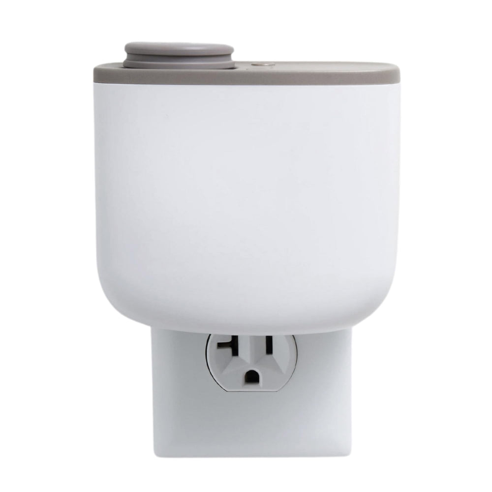 The Ritz-Carlton mini diffuser refill in diffuser demonstrates seamless plug-in setup and steady scent.