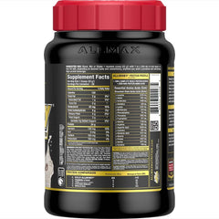 Scoop dispensing CLOSE view highlights quick mixing after workouts