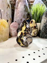 AMOYSTONE flame tower supports chakra balancing during home meditation