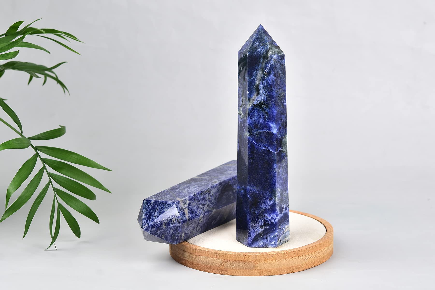 AMOYSTONE hexagonal base wand concentrates energy for reflection.