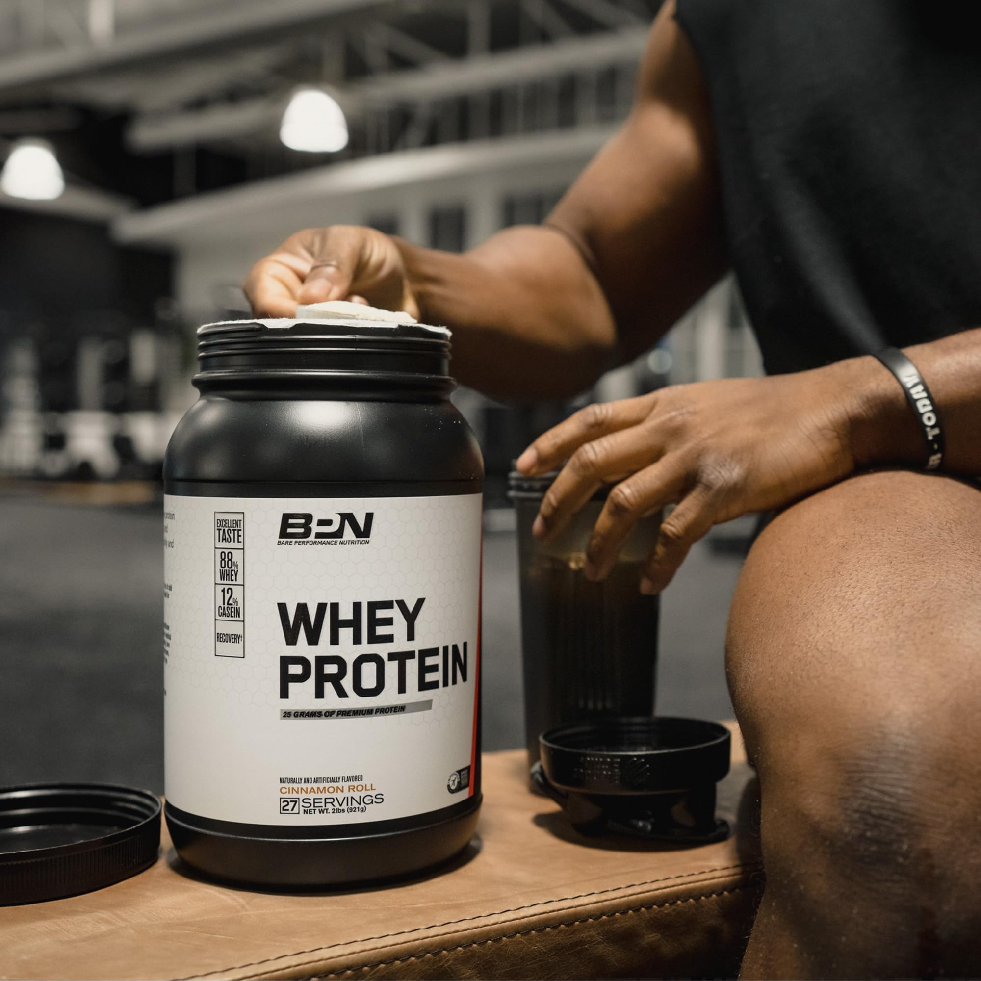 Serving cup and scoop emphasize practical, 25 g protein per serving.