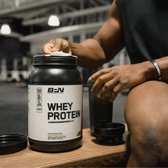 Serving cup and scoop emphasize practical, 25 g protein per serving.