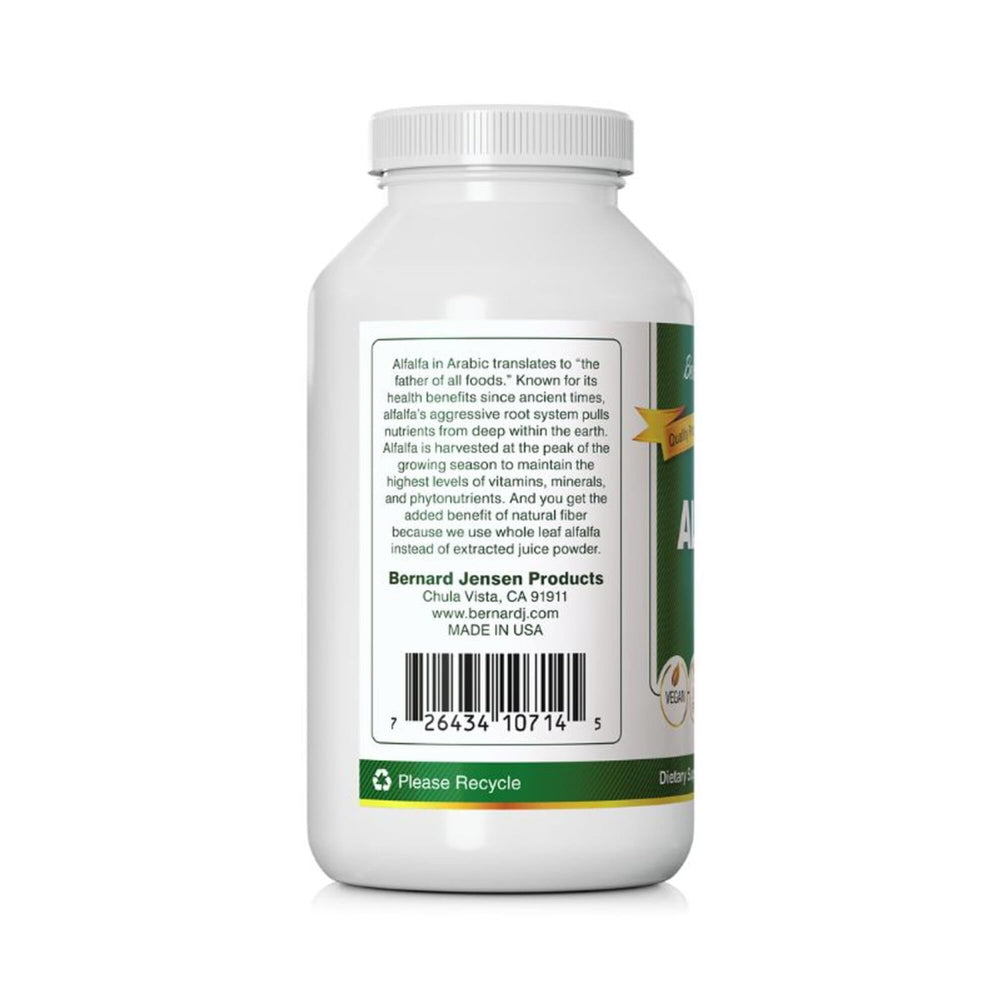 Sun-ripened alfalfa leaves under natural light, source of a plant-based supplement.