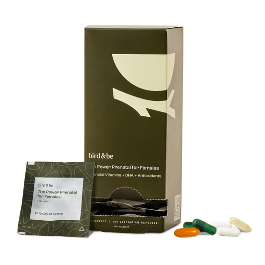 bird&be Power Prenatal bottle pour showing a ready-to-use nutrient blend.