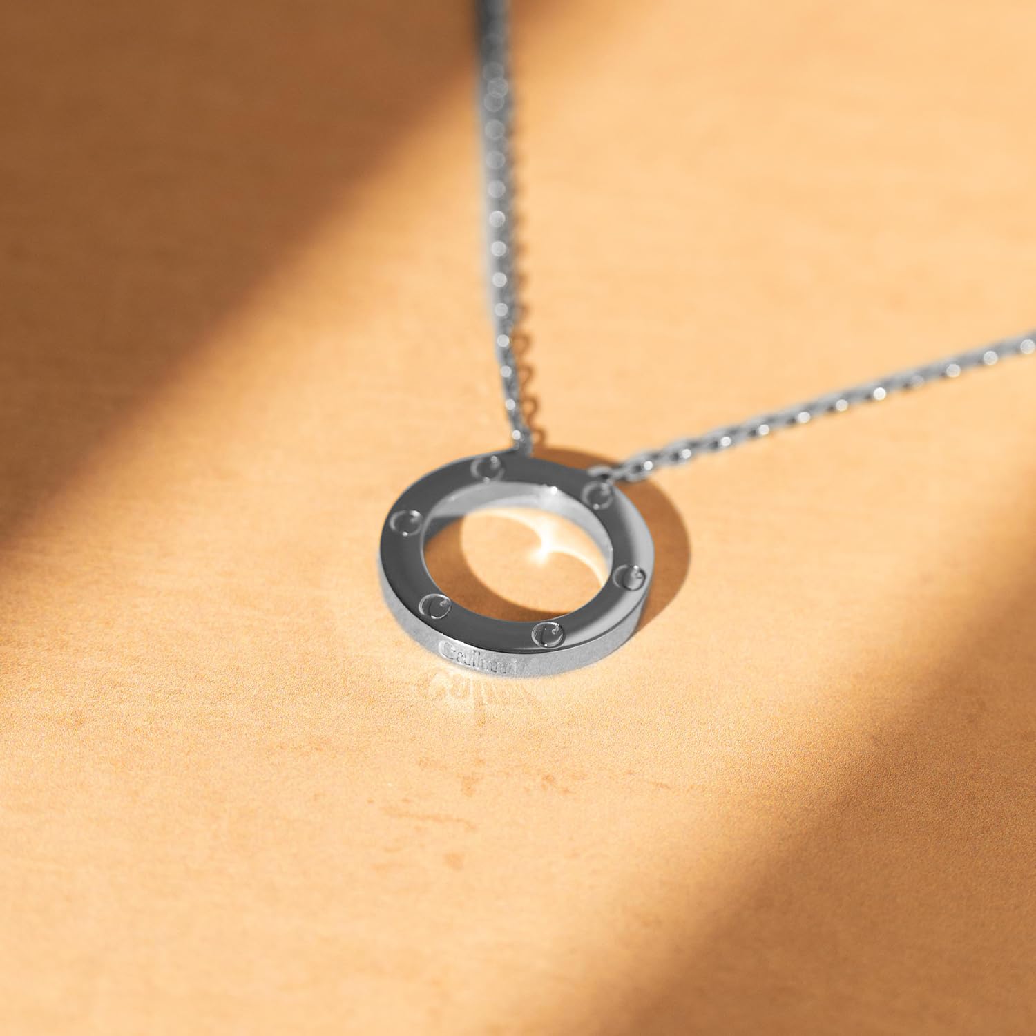CALMI six magnets inside visible for lifestyle magnetic exposure in discreet form.