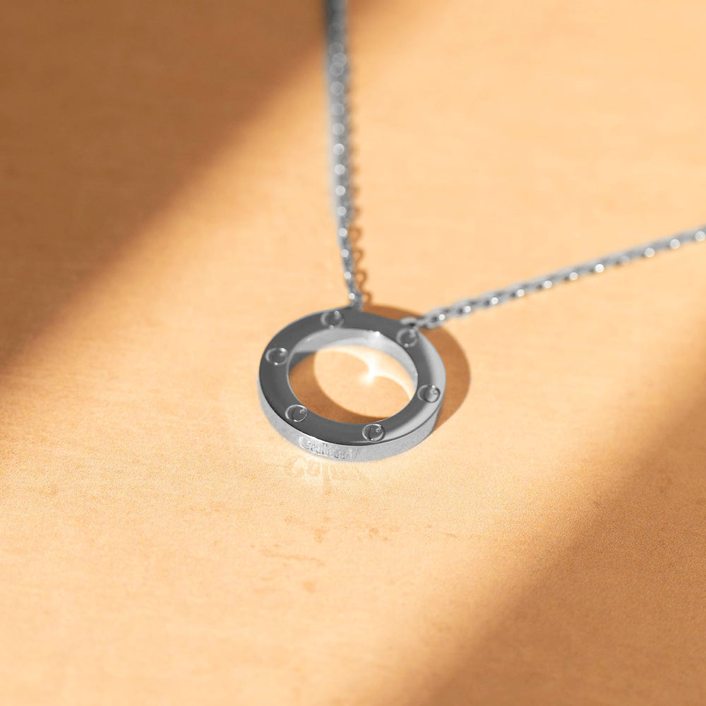 CALMI six magnets inside visible for lifestyle magnetic exposure in discreet form.