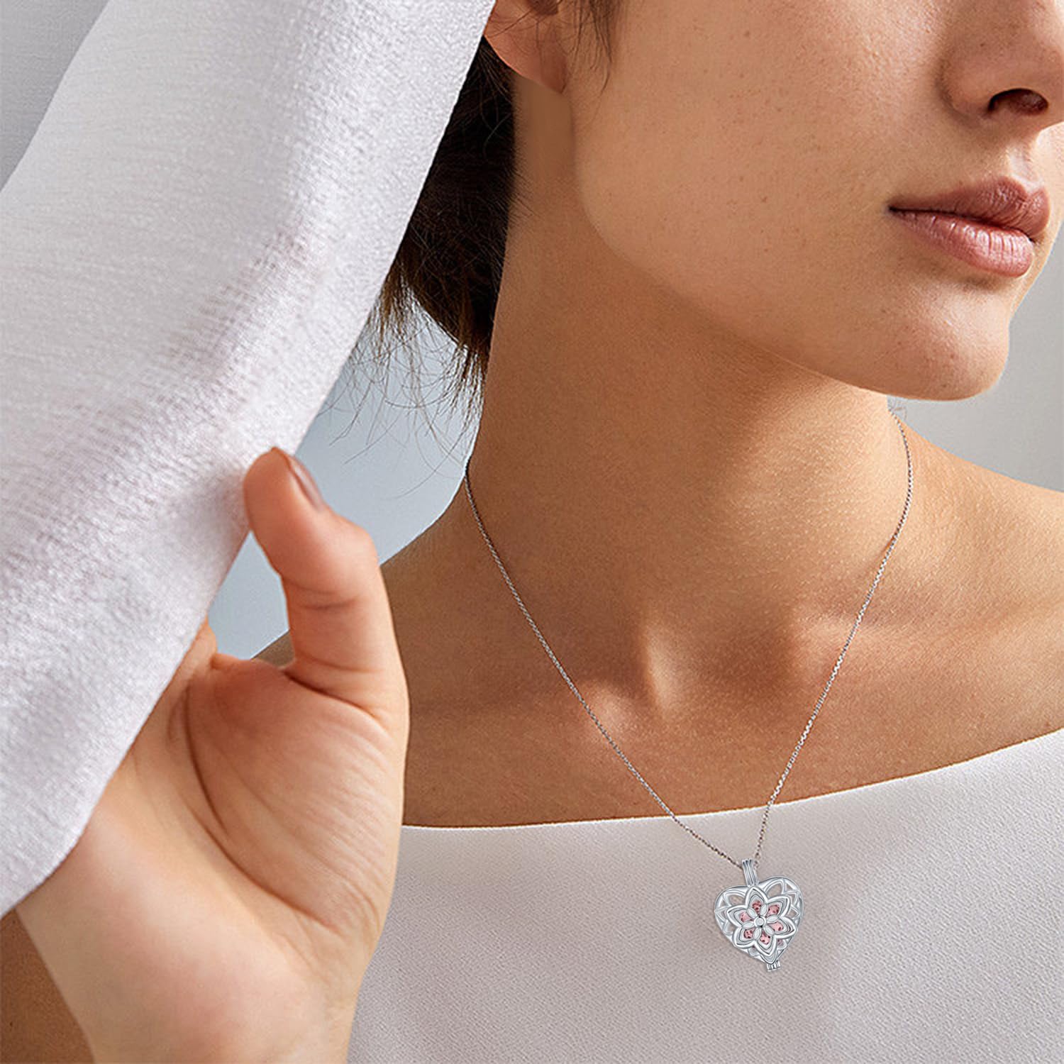 DaoChong gift-ready locket necklace for birthdays and anniversaries.