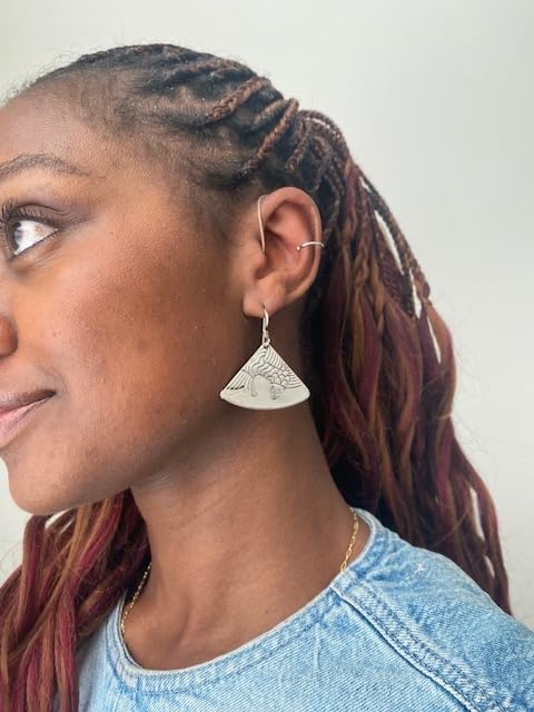 Deafmetal lifestyle-ready accessory boosts confidence while keeping devices secure.