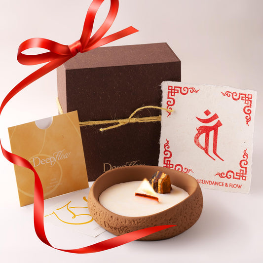 DEEP FLOW Jangchub Gold candle close-up showing warm glow for cozy evenings.