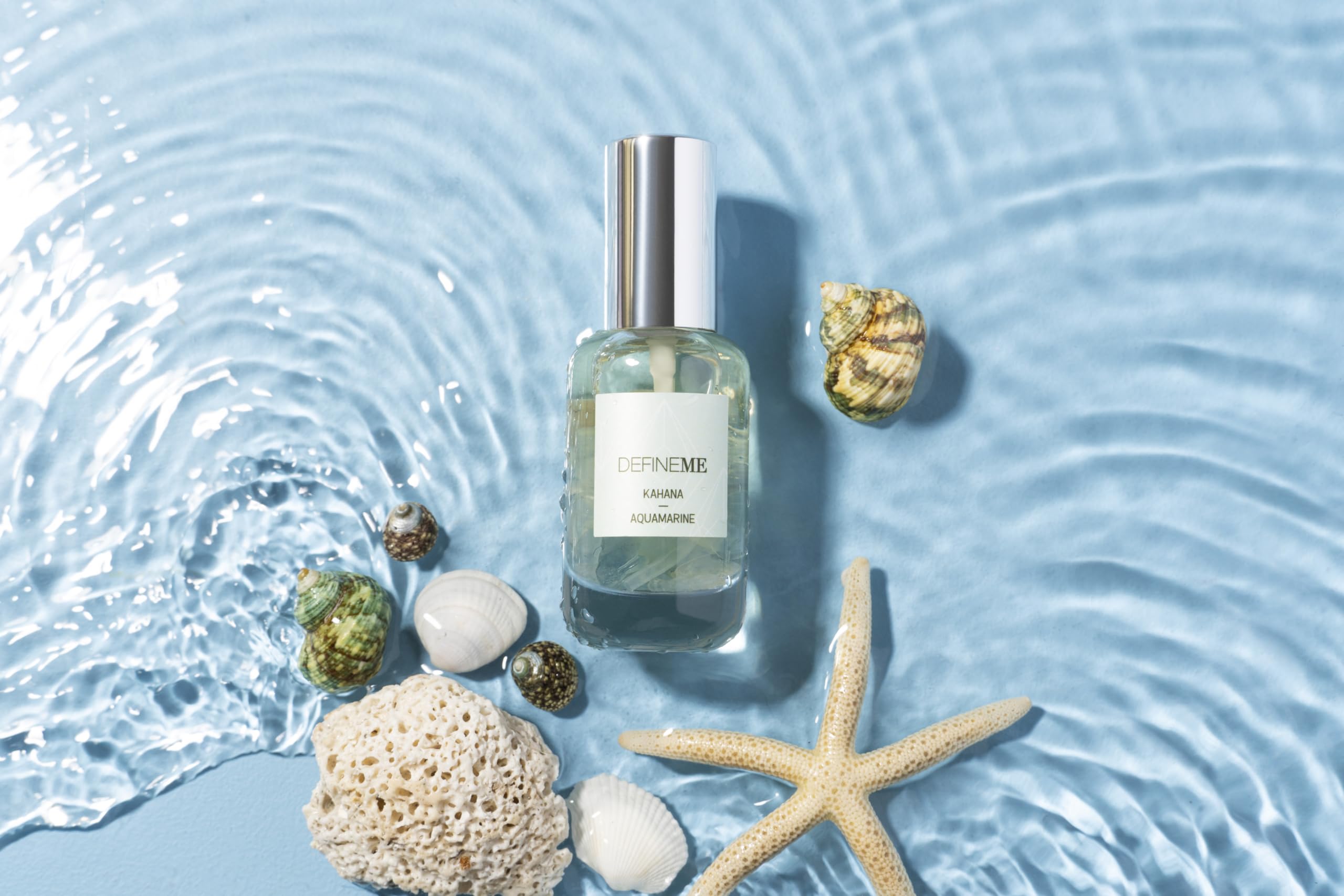 DefineMe Kahana coconut water note offers a refreshing aura for warm days.