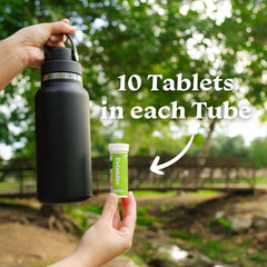 Tablets dissolving in water delivering sugar-free, flavorful hydration.