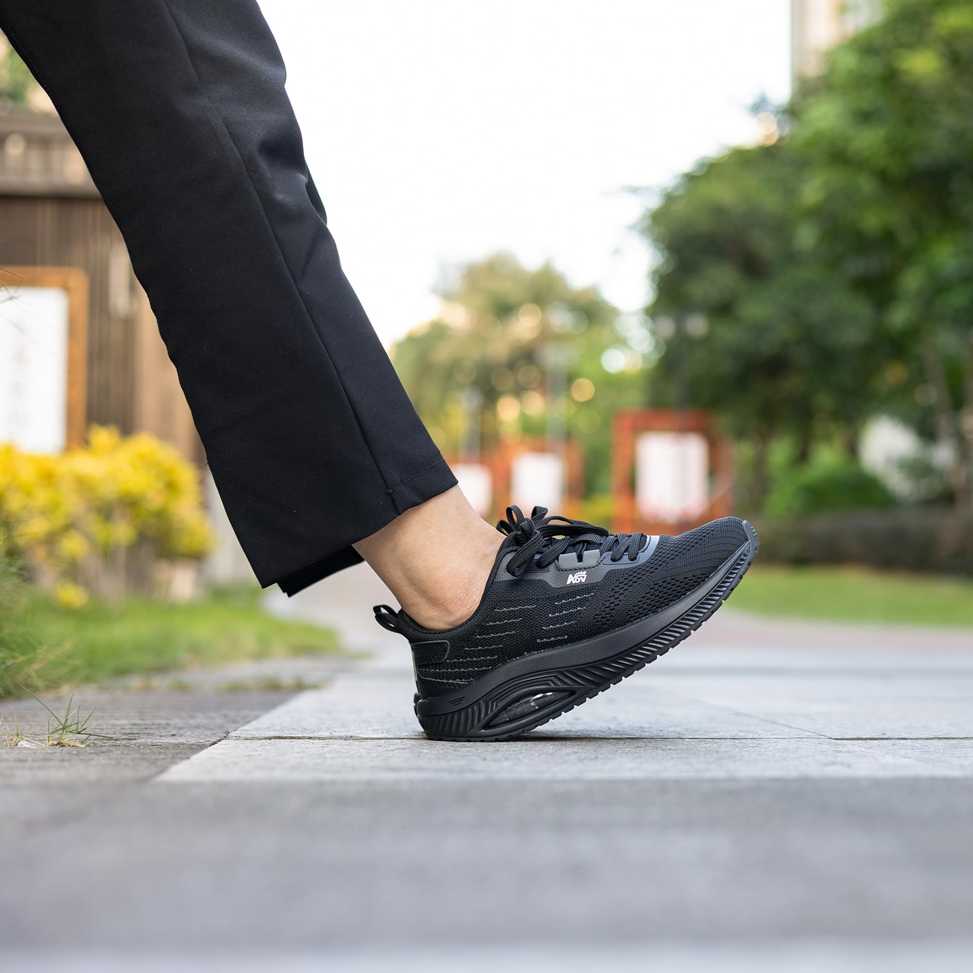 ephiza breathable upper highlights cool, sock-like fit.