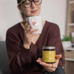 Eversio Wellness powder stirred into smoothie for sustained energy