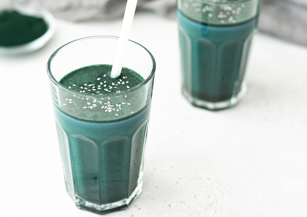 Food to Live algae powder mix in a smoothie shows emerald color and texture