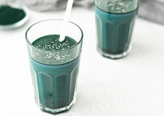 Food to Live algae powder mix in a smoothie shows emerald color and texture