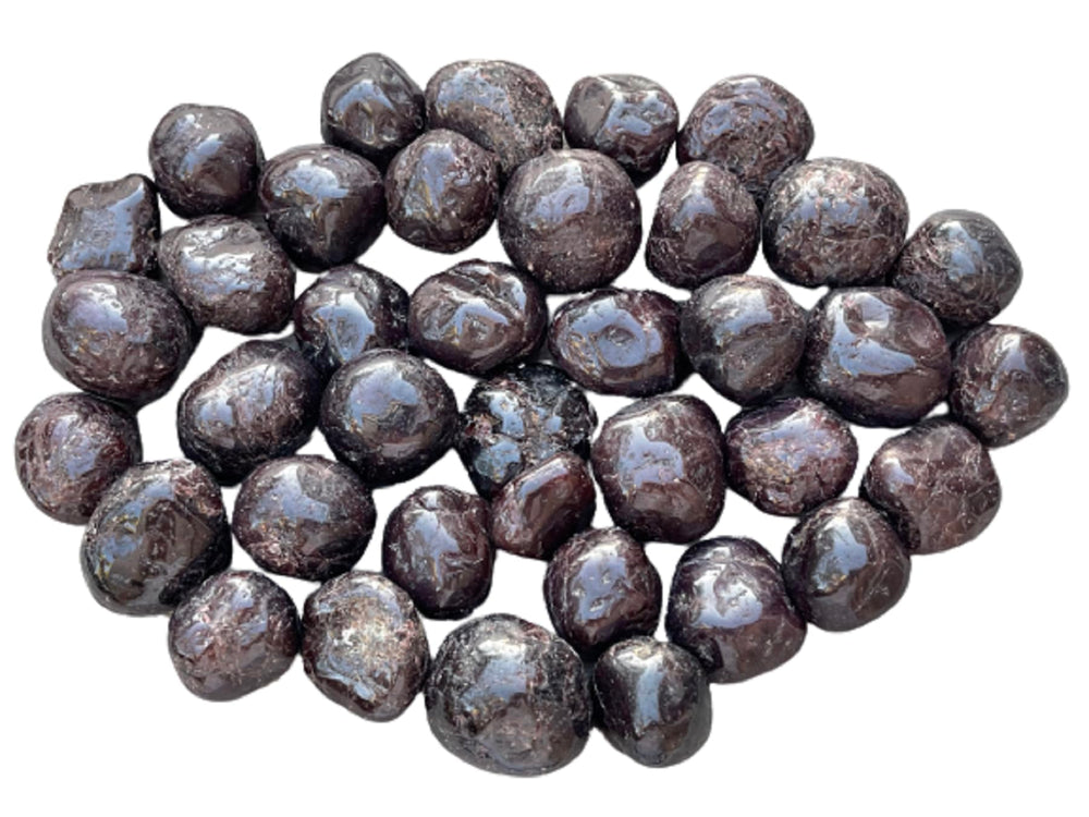 GAF TREASURES Garnet Pebble: natural palm-size stone ideal for meditation and energy balance.