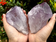 GAF TREASURES XL amethyst stone display, natural texture on a wood shelf.
