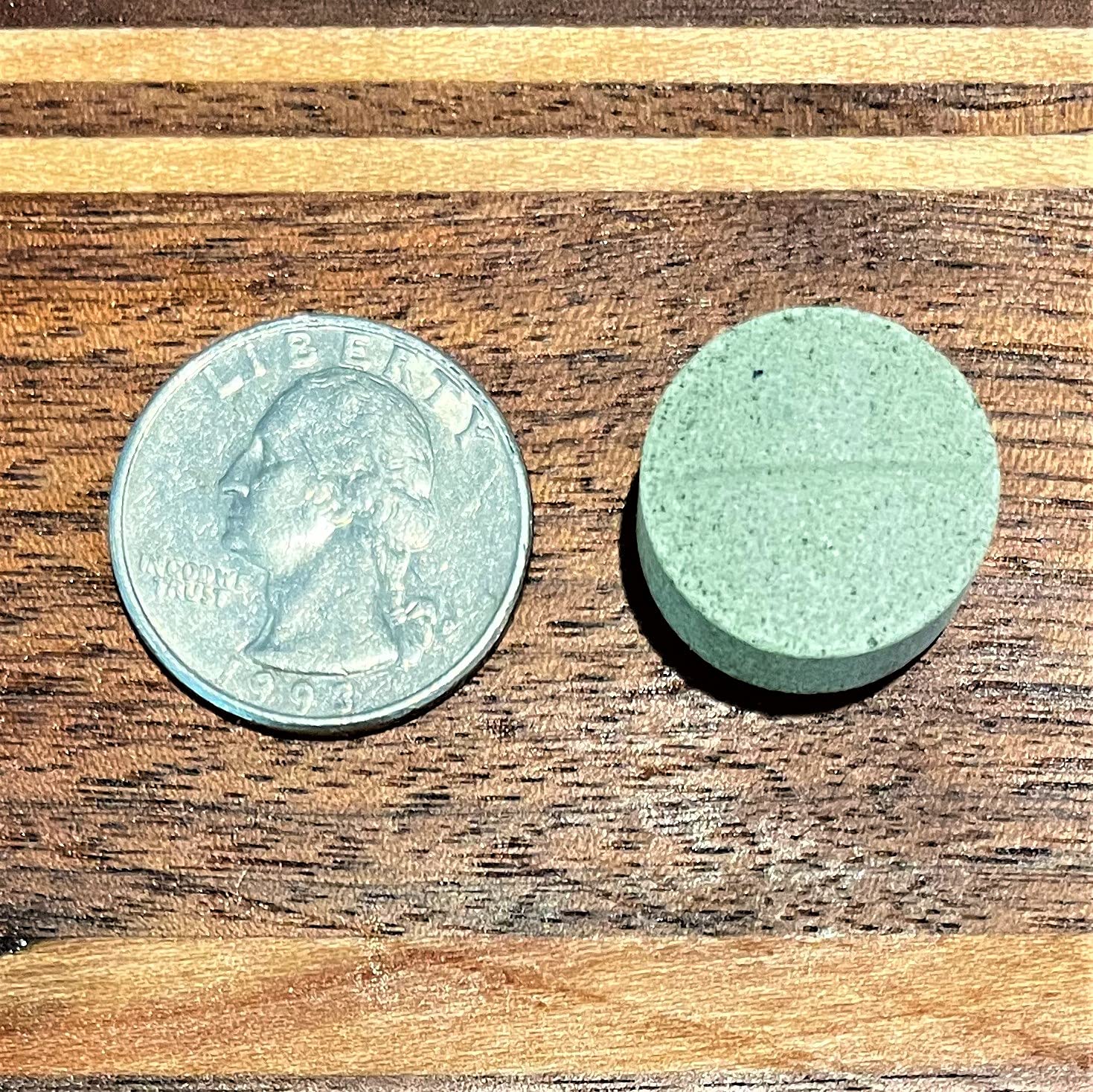 Hank and Harley Fresh Breath TABS dosage score tab for easy splitting.