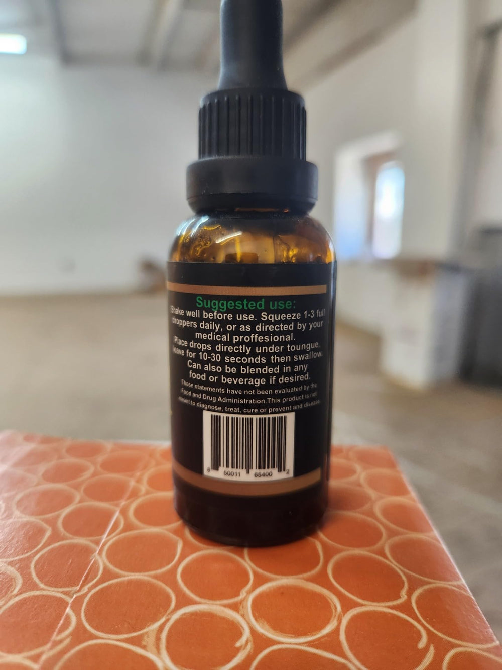Healthergize Hemp Oil Premium cap and seal showcasing freshness.