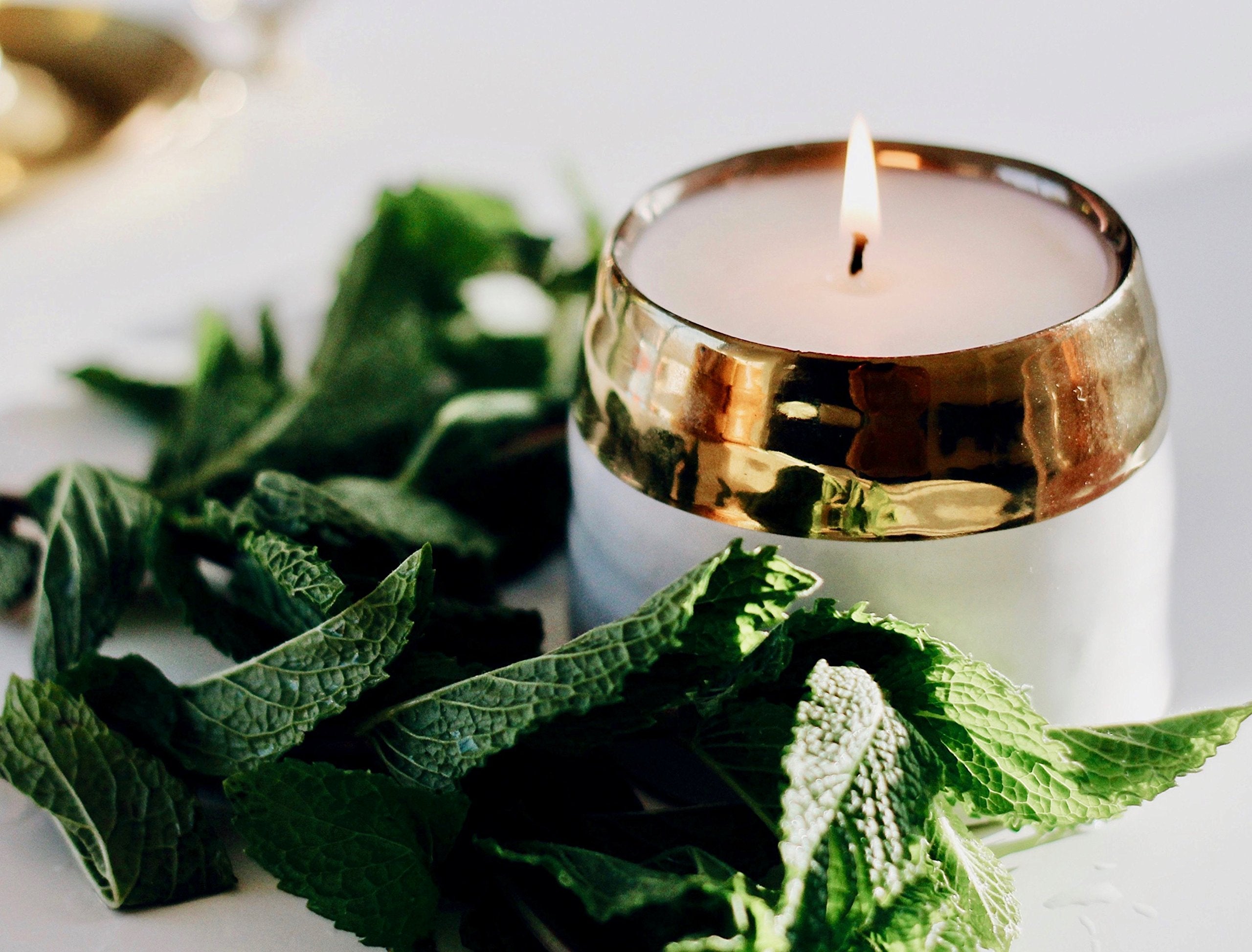 Gold-white ceramic container detail from Hyggelight Clara candle.