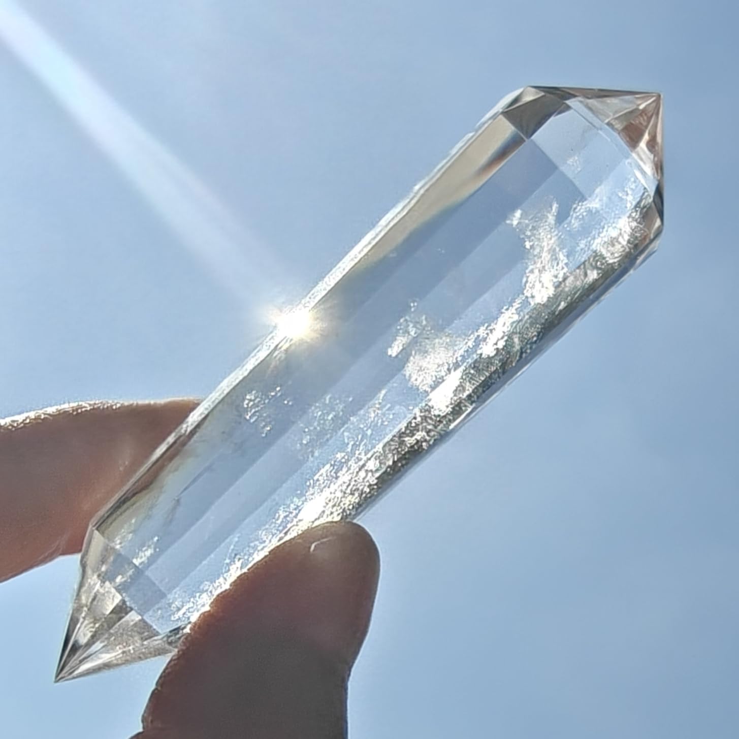 JDFlying Vogel crystal wand 80mm in hand for meditation and focus.