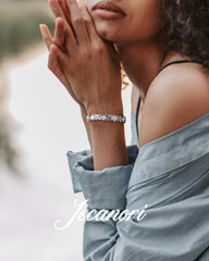 Jecanori elegant four-leaf clover bracelet enhances any look.