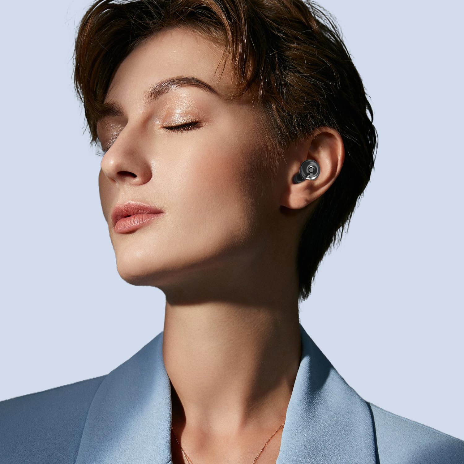 Includes four sizes XS/S/M/L silicone tips for a snug fit.