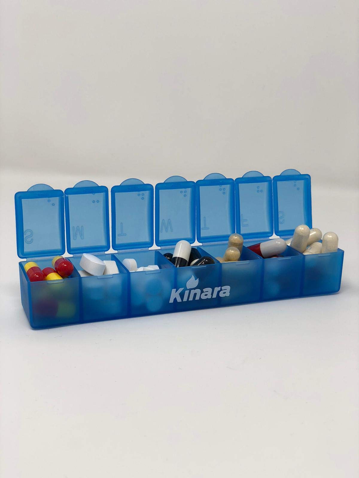 Close-up of Kinara Slo Niacin capsules highlighting flush-free release
